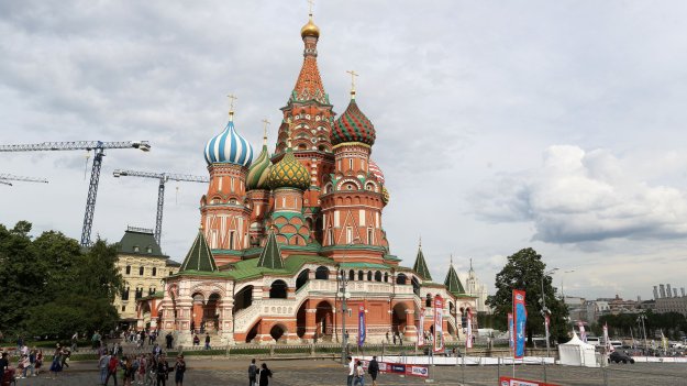 Руската икономика отчита ръст за полугодието, но пукнатините вече трудно могат да се скрият