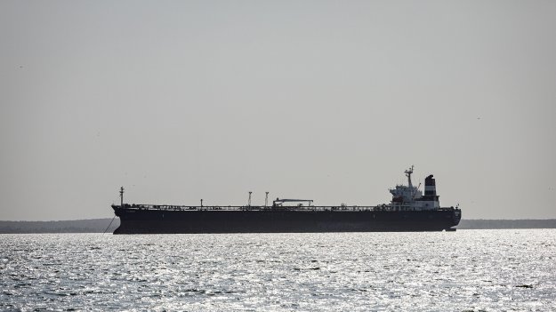 ЕС и Г7 обмислят забрана на морските услуги за износа на руски петрол вместо ценови таван