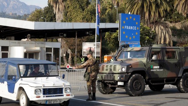 <p>
	Временен граничен контрол на границата между Франция и Германия. <em>Снимка: Ройтерс</em></p>
