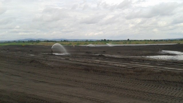 <p>
	Депото на AES Гълъбово и помпите, които оросяват отпадъка. <em>Снимка: Investor.bg</em></p>
