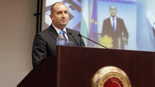 <p>
	<span lang="bg-BG">Румен Радев&nbsp;</span><span lang="bg-BG">изнесе лекция на тема </span>&quot;Социално-икономическо развитие на България - предизвикателства и перспективи&quot;.&nbsp;<em>Снимка: БТА</em></p>
