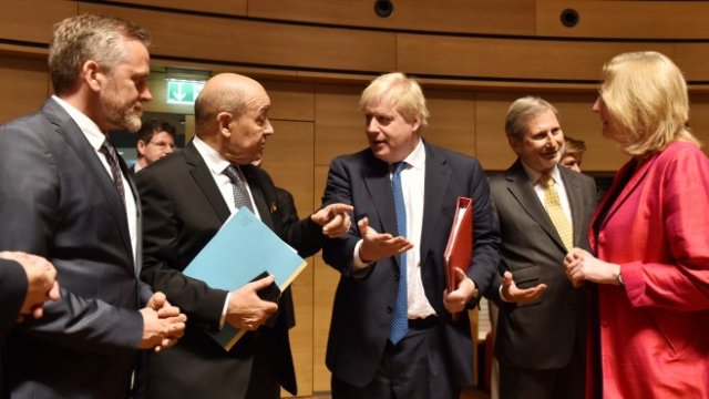 <p>
	Външните министри на Дания, Франция, Великобритания и Австрия разговарят с еврокомисар Йоханес Хан (вторият отдясно наляво) в Люксембург. <em>Снимка: Ройтерс</em></p>
