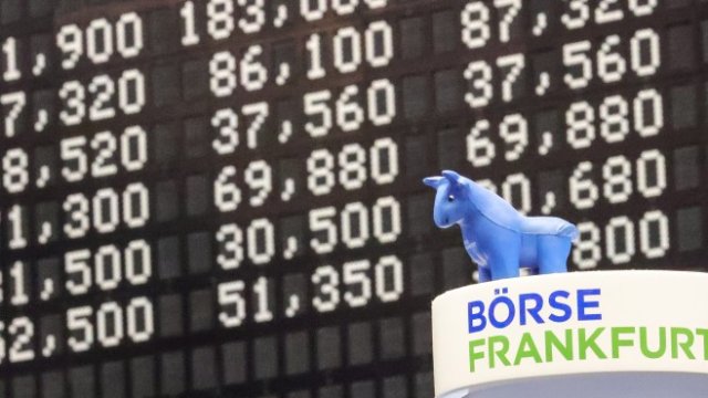 <p>
	&nbsp;Играчка бик е поставена на стълб на фондовата борса Deutsche B&ouml;rse във Франкфурт на Майн, Германия. <em>Снимка: EPA/ARMANDO BABANI</em></p>
