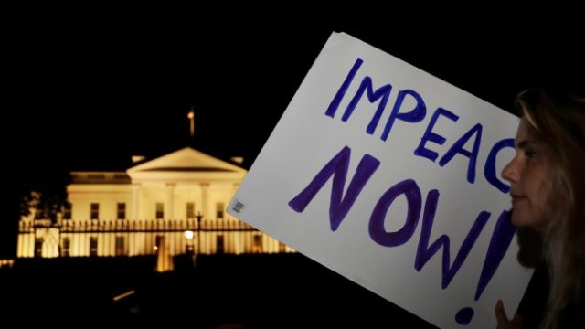 <p>
	Появиха се и настоятелни призиви за импийчмънт на президента. <em>Снимка: Ройтерс</em></p>
