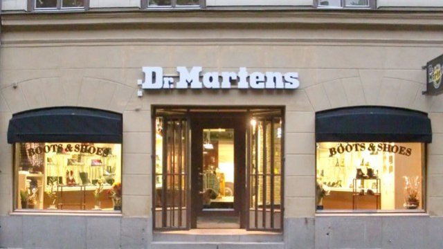 <p>
	Магазините на популярната марка се посещават от доста знаменитости. <em>Снимка: Drmartens.com</em></p>
