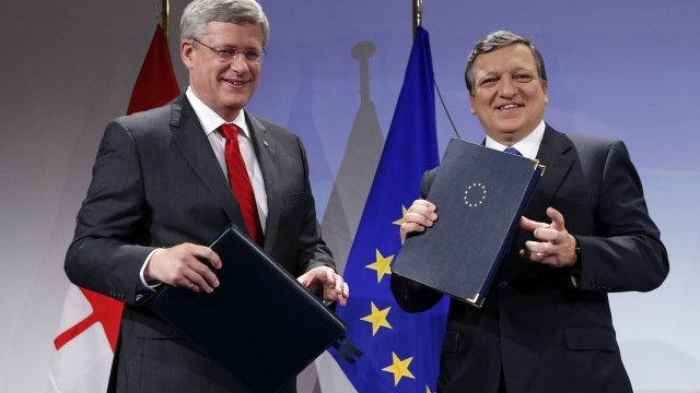 <p style="text-align: justify;">
	Канадският премиер Стивън Харпър и председателят на Евопейската комисия Жозе Мануел Барозу. <em>Снимка: Ройтерс</em></p>
