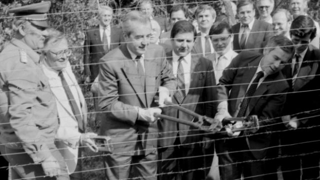 <p>
	Емблематичната снимка, дала тласък за края на Студената война. <em>Снимка: Архив Ройтерс</em></p>
