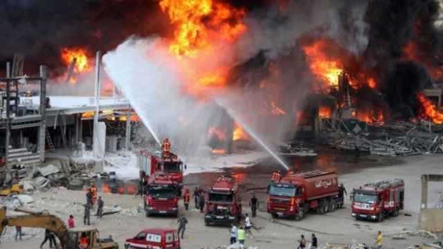 <p>
	Ливан изпадна в най-тежката политическа и икономическа криза след гражданската война след взрива на пристанището в Бейрут, опустошил града и отнел почти 200 живота. <em>Снимка: Hasan Shaaban/Bloomberg</em></p>
