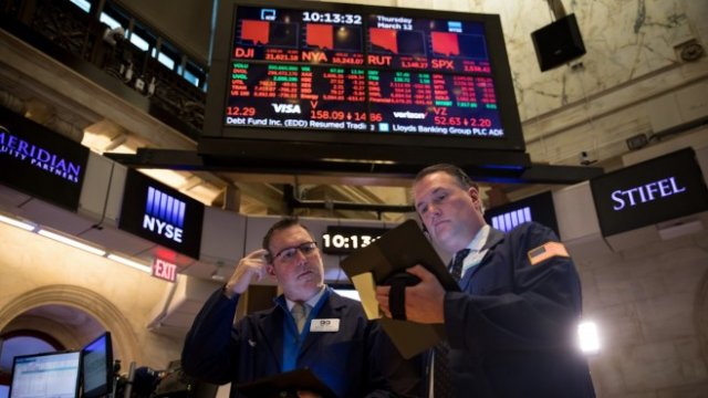 <p>
	Умните пари трябва да държат сметка за тълпата. <em>Снимка: Bloomberg</em></p>
