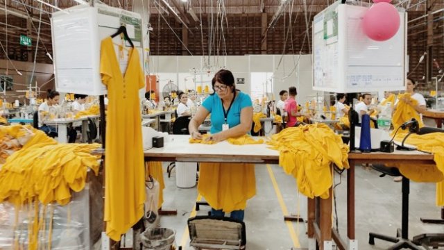 <p>
	Завод за дрехи в Бразилия. <em>Снимка: Bloomberg</em></p>
