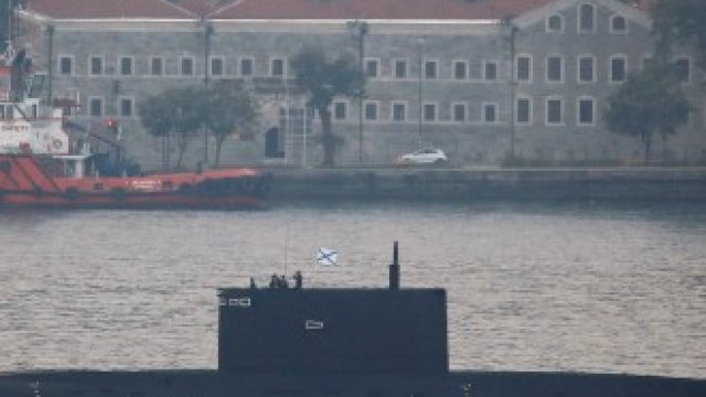 <p>
	<em>Висящият мост &bdquo;Фатих Султан Мехмет&ldquo; се намира почти директно над двореца и възпира потенциалните купувачи.&nbsp;</em><em>Снимка: Архив Ройтерс</em></p>
