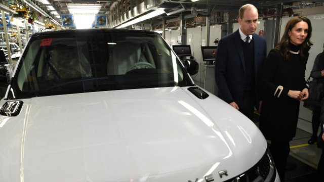 <p>
	Британският принц Уилям и съпругата му Кейт посещават в края на 2017 г. завод на&nbsp;Jaguar Land Rover в Бирмингам<em>. Снимка: архив Ройтерс</em></p>
