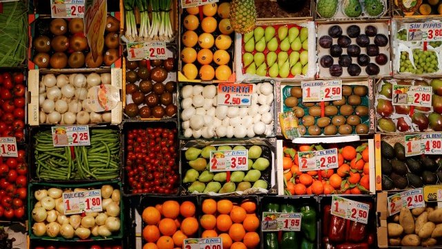 <p>
	В американските магазини няма място за &quot;грозни&quot; плодове и зеленчуци. <em>Снимка: Ройтерс</em></p>
