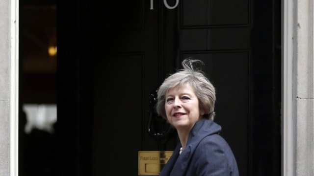 <p>
	Тереза Мей на входа на &quot;Даунинг стрийт&quot; 10. Снимка: <em>Ройтерс</em></p>
