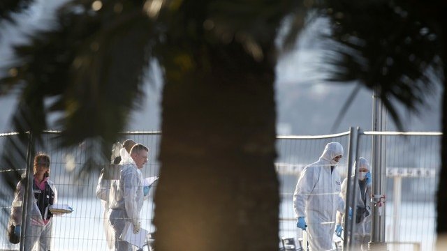 <p>
	Разследващи полицаи на мястото на атентата в Ница. <em>Снимка: Ройтерс</em></p>
