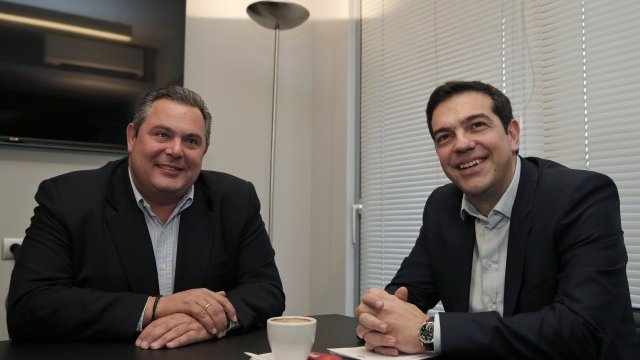 <p>
	Алексис Ципрас (вдясно) разговаря с ръководителя на популистката дясна партия &quot;Независими гърци&quot; Панос Каменос. <em>Снимка: Ройтерс</em></p>
