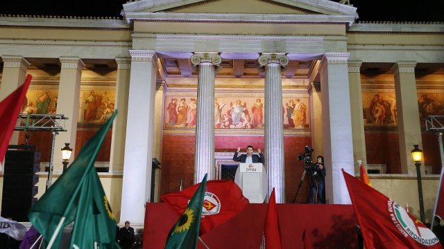 <p>
	Лидерът на крайнолявата партия Сириза Алексис Ципрас изнася победната си реч в Атина пред симпатизанти. <em>Снимка: Ройтерс</em></p>
