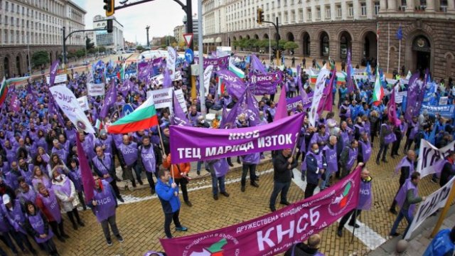 <p>
	<em>Протест на синдикатите в защита на Маришкия комплекс. Снимка: Димитър Кьосемарлиев, Investor Media Group</em></p>
