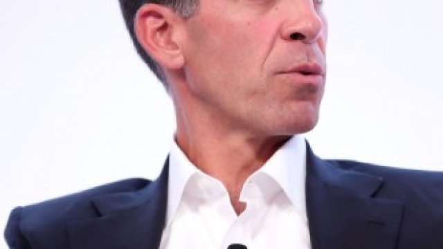 <p>
	Президентът на Goldman Sachs Джон Уолдрън.&nbsp;<em>Снимка: Bloomberg LP</em></p>
