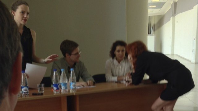 <p>
	Сноудън по време на срещата си с руските правозащитници. <em>Снимка: Ройтерс</em></p>
