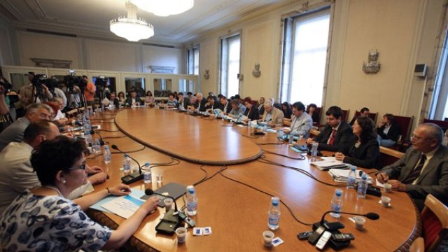 <p>
	Даниела Бобева представи в парламента икономическите приоритети на правителството. <em>Снимка: БТА</em></p>
