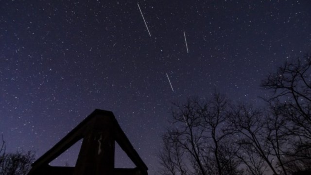 <p>
	Спътници&nbsp;на Starlink.&nbsp;<em>Снимка: EPA/PETER KOMKA HUNGARY OUT</em></p>
