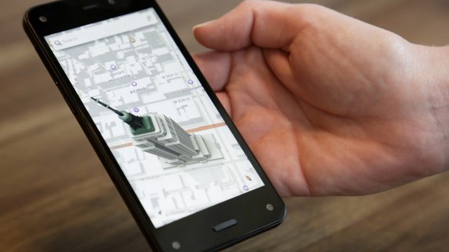 <p>
	Служител на Amazon демонстрира триизмерните карти на Fire, Снимка: <em>Ройтерс</em></p>
