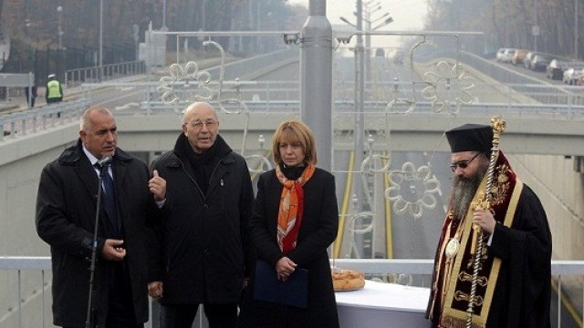 <p>
	<em>Премиерът Борисов, кметът Йорданка Фандъкова и президентът на &bdquo;Главболгарстрой&rdquo; АД Симеон Пешов отриха кръстовището на две нива при телевизионната кула&nbsp;</em>&nbsp; Снимка: БТА</p>
