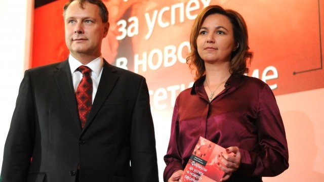 <p>
	Двамата автори при представянето на книгата. <em>Снимка: PricewaterhouseCoopers</em></p>

