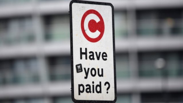 <p>
	Знак за началото на т. нар.&nbsp;Congestion Charge Zone, в която се начисляват допълнителни такси.&nbsp;<em>Снимка: Ройтерс</em></p>

