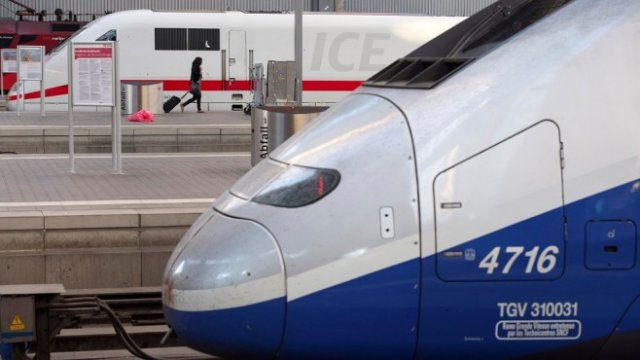 <p>
	Френски високоскоростен влак TGV, изграден от Alstom, пред построен от Siemens германски високоскоростен влак ICE. <em>Снимка: Ройтерс</em></p>
<p>
	&nbsp;</p>
