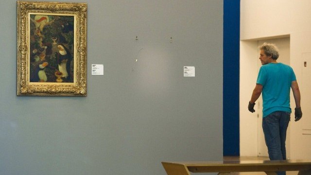 <p>
	Липсваща картина на една от стените в музеите. <em>Снимка: Ройтерс</em></p>
