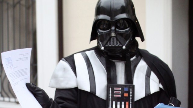 <p>
	Оригинален инвентар от &quot;Междузвездни войни&quot; често се предлага за продажба. <em>Снимка: Ройтерс</em></p>
