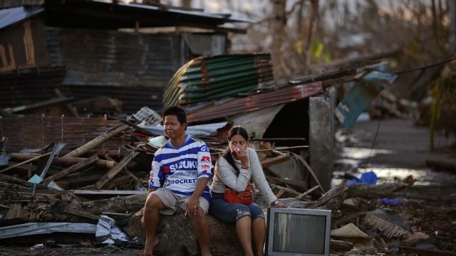 <p style="text-align: justify;">
	Доброволците на Червения кръст срещат трудности при доставяне на продукти от първа необходимост. <em>Снимка: Ройтерс</em></p>
