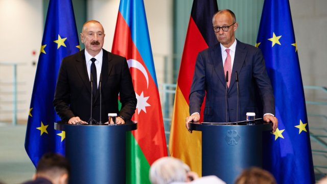 Азербайджанският президент Илхам Алиев (вляво) и германският канцлер Фридрих Мерц (вдясно) по време на пресконференция в канцлерството в Берлин, Германия. Снимка: EPA/CLEMENS BILAN