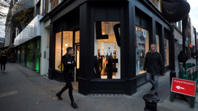 <p>
	Минувачи около магазина Choose Love в Лондон. <em>Снимка: Ройтерс</em></p>
