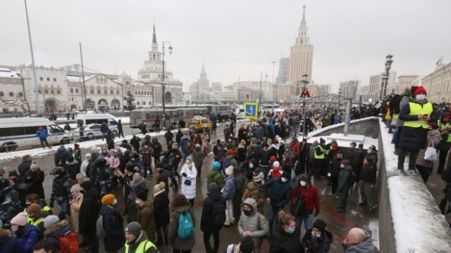 <p>
	<em>Русия експулсира няколко дипломати на ЕС, като заяви, че те&nbsp;са участвали в демонстрация в подкрепа на намиращия се в затвора критик на Кремъл Алексей Навални. На снимката: привърженици на Навални протестират в Москва. Снимка: Andrey Rudakov/Bloomberg</em></p>
