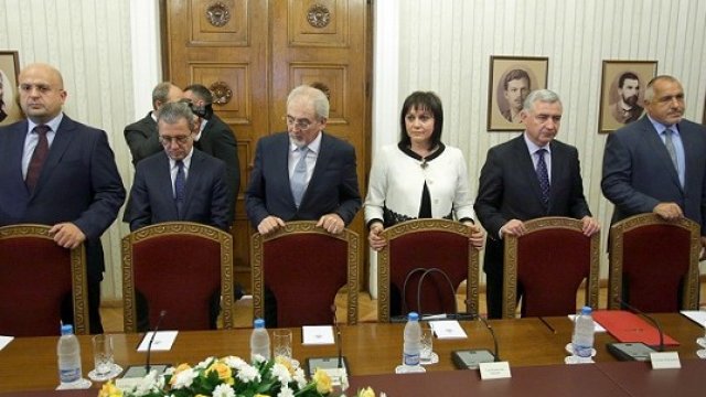 <p>
	Два часа след като НС прие оставката на кабинета &ldquo;Орешарски&ldquo; президентът свика консултации с представителите на парламентарно представените партии на. <em>Снимка: БТА</em></p>
