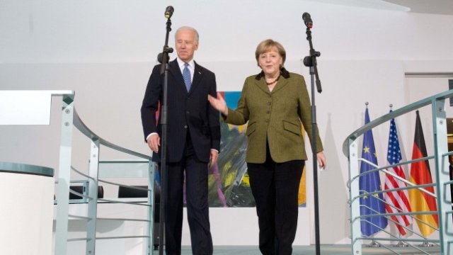 <p>
	Джо Байдън и Ангела Меркел.<em> Снимка: Bloomberg L.P.</em></p>
