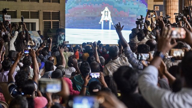 Индийци се радват на кацането на модула на &quot;Чандраян-3&quot; на Луната. Снимка: EPA/IDREES MOHAMMED