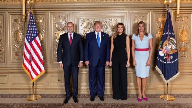 <p>
	Президентът Румен Радев <em>(първият вляво)</em> и съпругата му Десислава Радева <em> (първата вдясно) </em>присъстваха в Ню Йорк на приема, даден от президента на САЩ Доналд Тръмп и съпругата му Мелания Тръмп по случай 74-ата сесия на Общото събрание на ООН. <em>Снимка: пресцентър на президентството</em></p>

