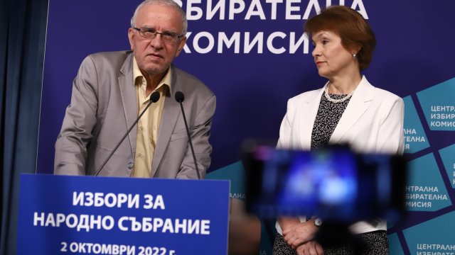 29 партии и коалиции ще се явят на изборите. На снимката - брифинг на ЦИК във връзка с организацията на предстоящите избори с участието на Цветозар Томов и Росица Матева. БГНЕС/БЛАГОЙ КИРИЛОВ 