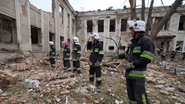 Разчистване на разрушенията след руския обстрел във Виница. Снимка: President.gov.ua