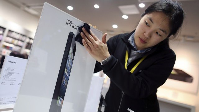 <p>
	Официалният старт на продажбите в Китай е само три месеца след пускането на iPhone 5 в САЩ. <em>Снимка: Ройтерс</em></p>
