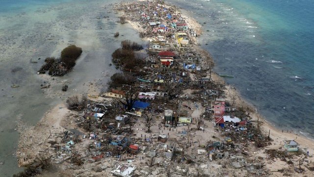<p>
	Президентът на Филипините Бениньо Акино увери хората в бедстващите райони, че помощта ще стига все по-бързо до тях. <em>Снимка: архив Ройтерс</em></p>
