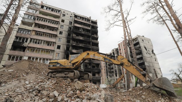 Разрушени от атаките сгради в близост до Киев. Снимка:  EPA/SERGEY DOLZHENKO