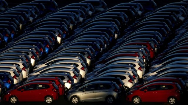 <p>
	Нови автомобили се изнасят през пристанището на Йокохама. <em>Снимка: Ройтерс</em></p>
