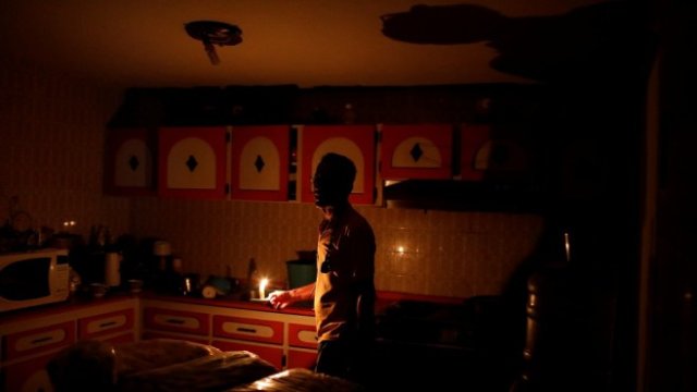 <p>
	Жителите на Венецуела често посрещат вечерите на свещи. <em>Снимка: Ройтерс</em></p>

