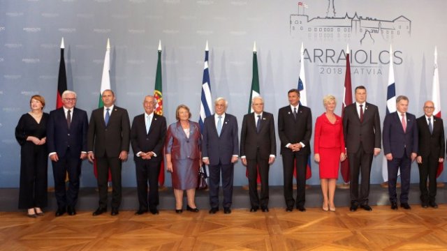 <p>
	Президентът Радев с част от държавните глави от групата &quot;Арайолуш&quot;. <em>Снимка: БТА</em></p>
