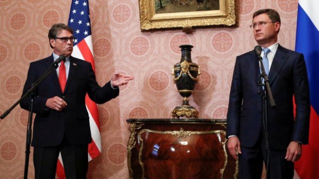 <p>
	Рик Пери (ляво) и Александър Новак. <em>Снимка: Ройтерс</em></p>
